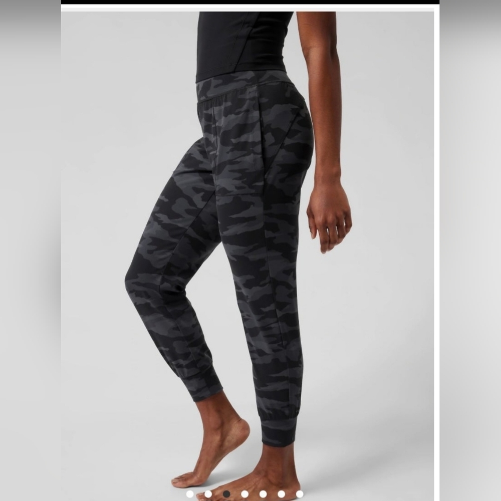 Athleta Salutation Camo Jogger Pants Black Gray Women's Size Small
